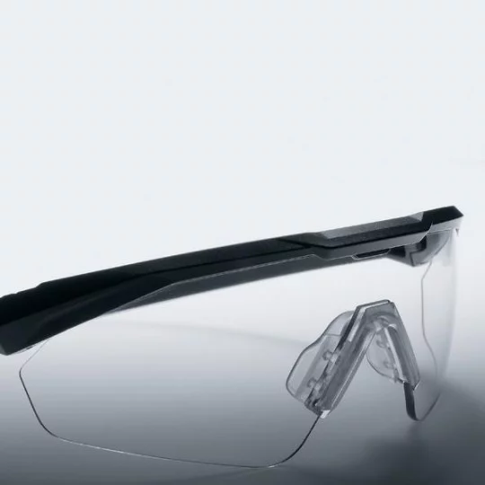 uvex apache spec - profesionální ochrana zraku pro speciální jednotky, speciální síly a armády. Brýle uvex apache goggle přesvědčí maximální robustností, moderním, sportovním designem a vynikajícím komfortem při nošení. Straničkové brýle uvex apache spec s nehořlavým náhlavním obloukem a permanentní úpravou proti zamlžení (AntiFog) poskytují spolehlivou ochranu. Dodávají se v sadě s pouzdrem na brýle a náhradními zorníky v oranžové barvě a v šedé barvě s protisluneční ochranou.